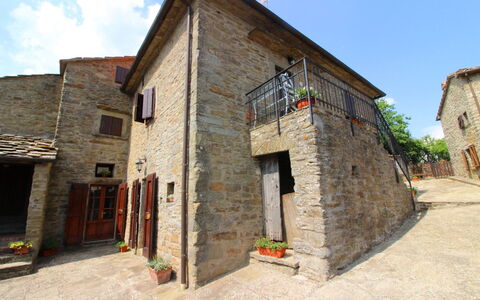 La Casa nel Borgo: Cielo, Propiedad, Ventana, Planta, Nube, Edificio, Puerta, Casa, Área Rural, Fachada