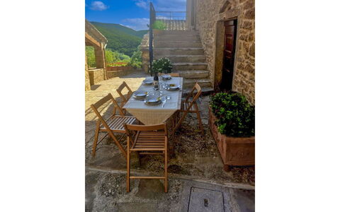 La Casa nel Borgo: Colina, Piscina, Cordillera, Mueble Para Exteriores, Eco Hotel, Losa, Recurso, Cresta, Paisajismo, Zona Tropical