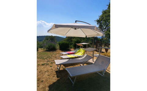 La Casa nel Borgo: Cielo, Paraguas, Sombra, Mueble Para Exteriores, Sunlounger, Mesa Al Aire Libre, Planta, Tintes Y Sombras, Árbol
