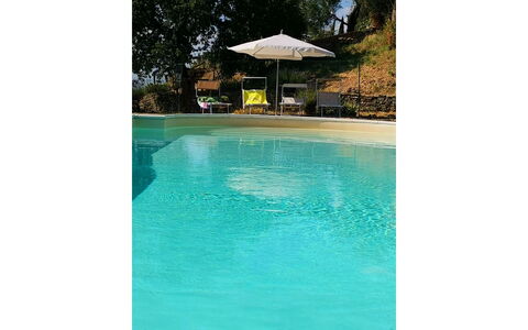 La Casa nel Borgo: Agua, Piscina, Paraguas, Azur, Árbol, Sombra, Rectángulo, Planta, Mueble Para Exteriores, Agua