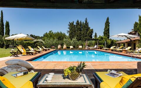 Podere La Torre: Agua, Cielo, Propiedad, Planta, Piscina, Naturaleza, Azur, Sombra, Mueble Para Exteriores, Árbol