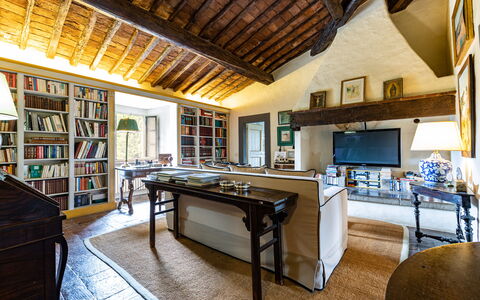 Podere La Torre: Propiedad, Mueble, Mesa, Edificio, Madera, Arquitectura, Casa, Suelo, Diseño De Interiores, Sala