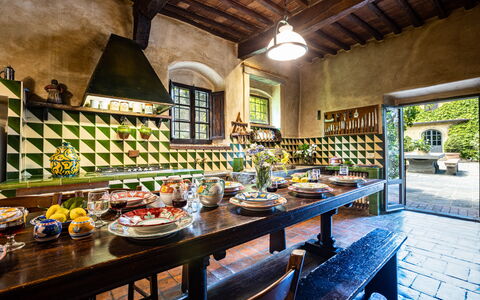 Podere La Torre: Comida, Mesa, Mueble, Vajilla, Edificio, Ventana, Diseño De Interiores, Cocina, Plato, Plato