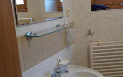 Rieger 2 247.2: Marrón, Espejo, Grifo, Arreglo De Tubería, Lavabo, Lavabo Del Baño, Propiedad, Baño, Ventana, Púrpura