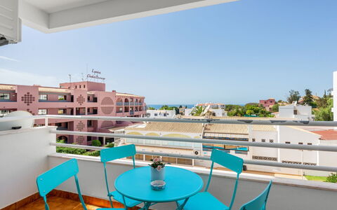 Happy Moments: Propiedad, Mueble, Cielo, Azur, Silla, Edificio, Diseño De Interiores, Diseño Urbano, Sombra, Condominio