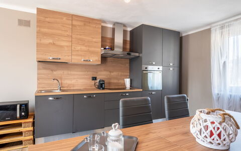 Tra Terra e Cielo: Gabinetes, Mostrador, Mueble, Propiedad, Cocina, Madera, Cortina, Fregadero, Diseño De Interiores, Mesa