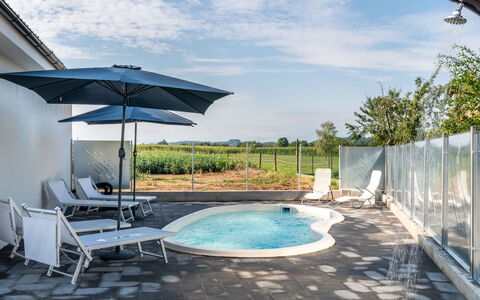 Tra Terra e Cielo: Agua, Cielo, Nube, Azur, Piscina, Sombra, Mueble Para Exteriores, Ocio, Planta, Sunlounger