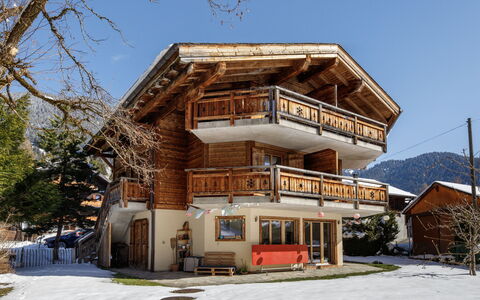 Chalet sans Soucis: Madera, Casa, Cabaña, Puerta, Balcón, Diseño, Maderas, Cuarto De Troncos