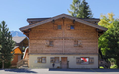 Chalet sans Soucis: Cielo, Ventana, Edificio, Árbol, Madera, Casa, Cabaña, Pendiente, Puerta, Vía Muerta