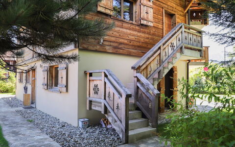 Chalet sans Soucis: Planta, Edificio, Propiedad, Ventana, Casa, Escalera, Arquitectura, Cabaña, Madera