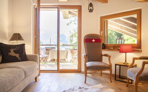 Chalet sans Soucis: Mueble, Propiedad, Ventana, Edificio, Comodidad, Madera, Sombra, Textil, Diseño De Interiores, Silla