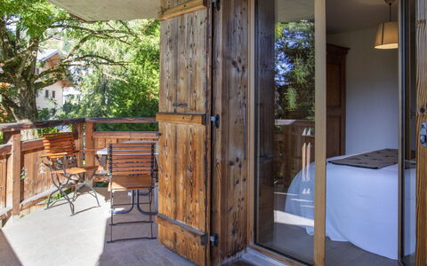 Chalet sans Soucis: Propiedad, Mueble, Planta, Madera, Puerta, Sombra, Diseño De Interiores, Manchas De Madera, Suelo