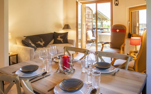 Chalet sans Soucis: Mesa, Mueble, Propiedad, Vajilla, Silla, Vajilla, Textil, Comodidad, Diseño De Interiores, Madera