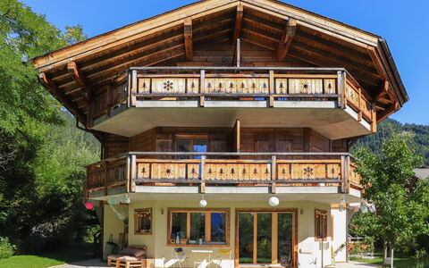 Chalet sans Soucis: Cielo, Planta, Propiedad, Edificio, Ventana, Árbol, Madera, Cabaña, Vía Muerta, Bienes Raíces