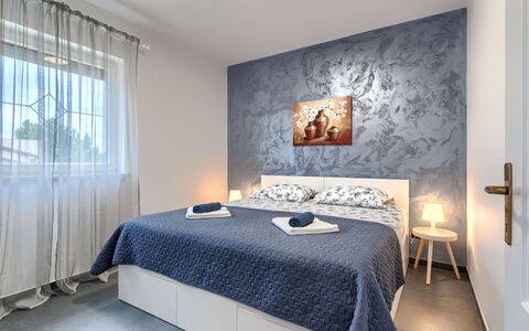 Labin 389: Cama, Habitación, Diseño De Interiores, Mueble, Lecho, Sábana, Linos, Suelo, Textil, Piso