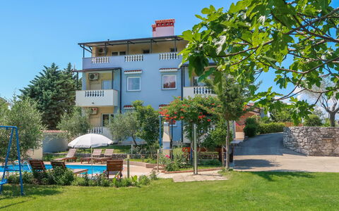 Labin 389: Cielo, Planta, Edificio, Ventana, Árbol, El Terreno Del Lote, Diseño Urbano, Sombra, Cabaña, Ocio