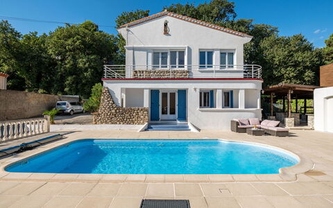 Villa les Treilles: Agua, Cielo, Propiedad, Planta, Piscina, Edificio, Azur, Árbol, Ventana, Sombra