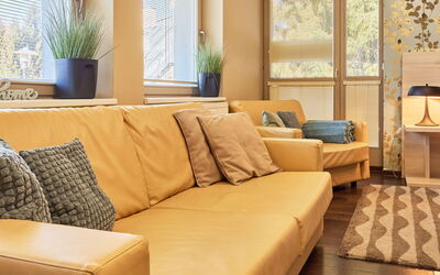 Harrachov Resident 600.4: Mueble, Diseño De Interiores, Sofá, Piso, Pared, Suelo, Madera, Sala, Departamento, Habitación