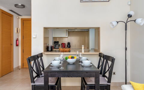 Cielo Y Mar Samara: Mesa, Mueble, Silla, Vajilla, Madera, Edificio, Ventana, Gabinetes, Cocina