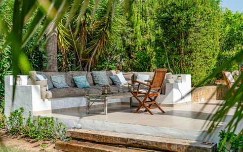 Villa Angelo: Mueble, Mueble Para Exteriores, Silla, Sombra, Mesa Al Aire Libre, Jardín, Maceta, Madera Dura, Eco Hotel, Patio