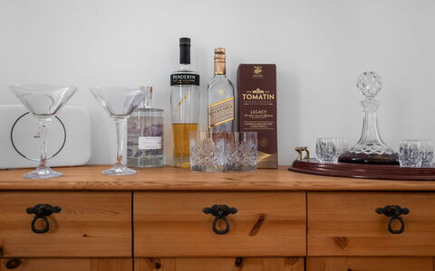 Suilven: Botella, Vajilla, Stemware, Barware, Botella De Vidrio, Vaso, Vino, Madera Dura