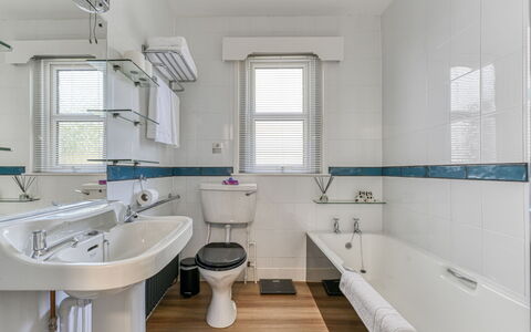 Suilven: Baño, Arreglo De Tubería, Piso, Asiento Del Baño, Baño, Suelo, Lavabo, Diseño De Interiores, Plomería, Grifo