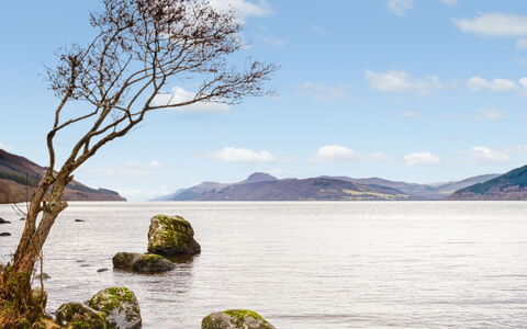 Suilven: Agua, Cielo, Nube, Los Recursos Hídricos, Planta, Paisaje Natural, Árbol, Montaña, Lago, Horizonte