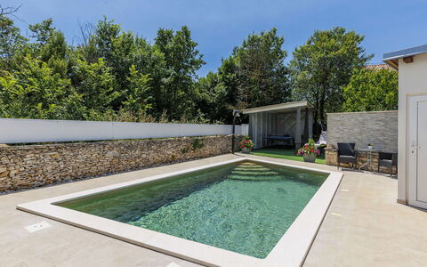 Marija: Piscina, Material Compuesto, Jardín, Fuente De Agua, Patio Interior, Hormigón, Inmuebles, Paisajismo, Sombra, Recurso