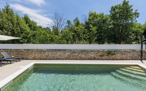 Marija: Piscina, Material Compuesto, Jardín, Sombra, Paisajismo, Fuente De Agua, Diseño, Patio Interior, La Luz Del Día, Recurso