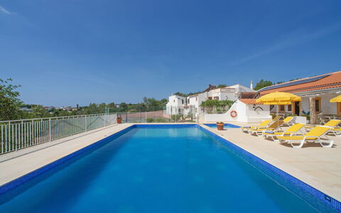 Paderne 608: Agua, Cielo, Propiedad, Edificio, Planta, Azur, Piscina, Sombra, Arquitectura, Casa