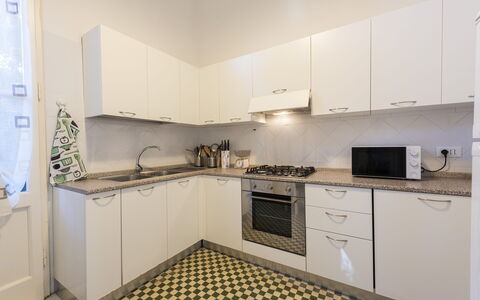 Villa Marconi: Gabinetes, Mostrador, Estufa De Cocina, Aparato De Cocina, Cocina, Lavabo, Electrodoméstico, Edificio, Madera, Diseño De Interiores