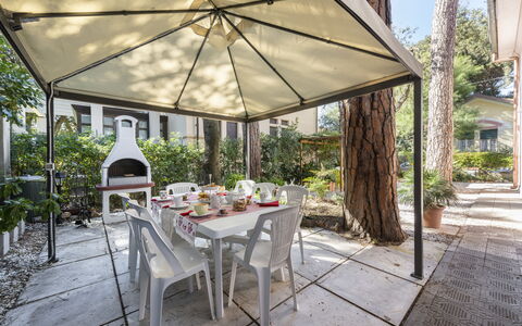 Villa Marconi: Mesa, Planta, Mueble, Silla, Edificio, Sombra, Mesa Al Aire Libre, Mueble Para Exteriores, Árbol, Ocio