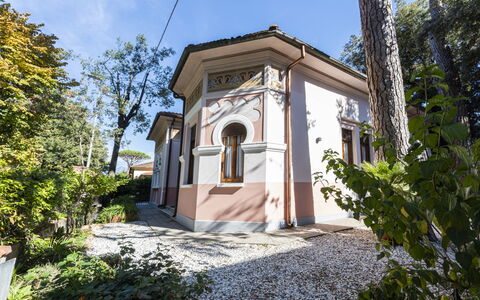 Villa Marconi: Propiedad, Cielo, Planta, Árbol, Puerta, Ventana, Bienes Raíces, Fachada, Ciudad