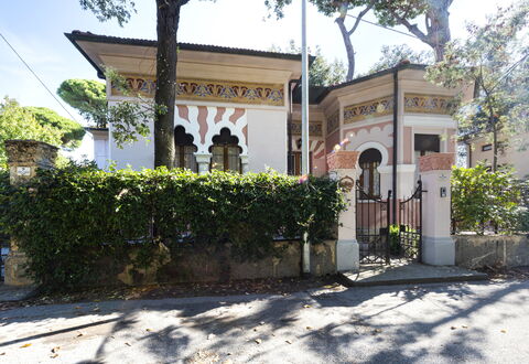 Villa Marconi: Planta, Propiedad, Cielo, Árbol, Pared, Fachada, Ocio, Edificio, Ciudad, Lugar De Adoración