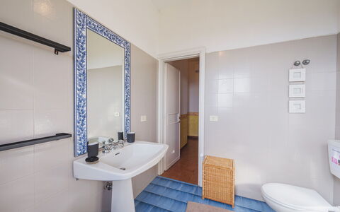 Casa Giulia: Espejo, Arreglo De Tubería, Grifo, Lavabo, Lavabo Del Baño, Propiedad, Baño, Púrpura, Diseño De Interiores, Arquitectura