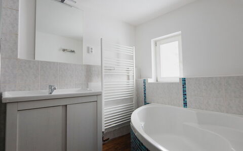 Tanvald: Bañera, Edificio, Arreglo De Tubería, Mueble De Baño, Grifo, Lavabo, Baño, Ventana, Diseño De Interiores