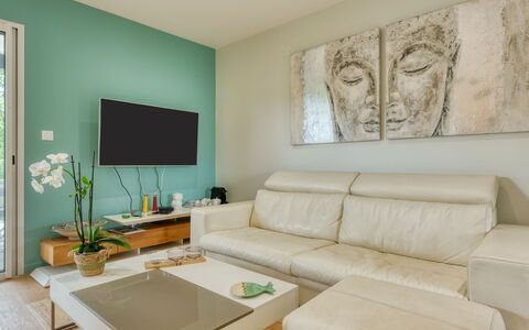 Grande Dépée: Mesa, Mueble, Sofá, Propiedad, Marco, Planta, Verde, Diseño De Interiores, Sala, Rectángulo