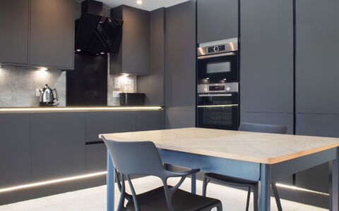 Finnan'S Byre: Mesa, Mueble, Propiedad, Mostrador, Gabinetes, Silla, Madera, Diseño De Interiores, Encendiendo, Estante