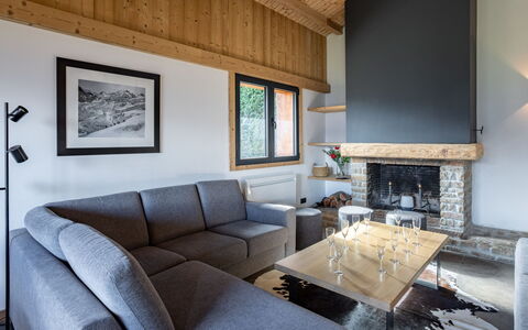 L'Adret: Sofá, Propiedad, Mueble, Marco, Edificio, Diseño De Interiores, Sala, Madera, Suelo, Piso