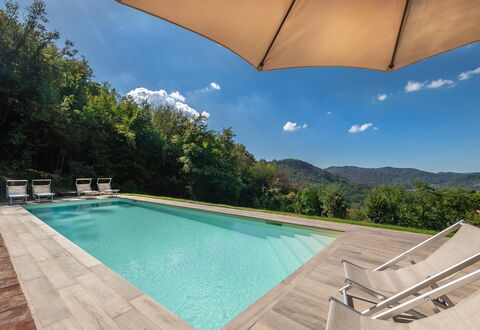 San Tommaso: Agua, Cielo, Propiedad, Tiempo De Día, Piscina, Azur, Naturaleza, Paraguas, Edificio, Nube