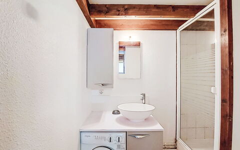 Les Mathes 220: Pared, Lavadora, Piso, Suelo, Arreglo De Tubería, Diseño De Interiores, Techo, Cuarto De Lavado, Lavabo, Baño