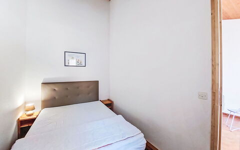 Les Mathes 220: Pared, Cama, Habitación, Piso, Suelo, Sábana, Madera, Diseño De Interiores, Lecho, Mueble