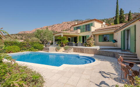 Reves de Rives: Agua, Planta, Cielo, Propiedad, Edificio, Piscina, Árbol, Ventana, Silla, Paisaje