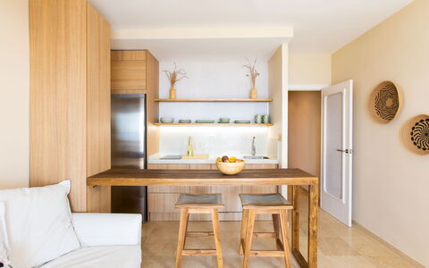 Sea Suite: Mueble, Mesa, Madera, Diseño De Interiores, Piso, Suelo, Sala, Madera Dura, Manchas De Madera, Silla