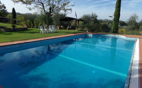Il Campanile: Agua, Planta, Nube, Cielo, Propiedad, Piscina, Árbol, Azur, Sombra, Cuerpo De Agua