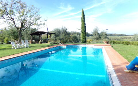 Il Campanile: Agua, Cielo, Nube, Planta, Piscina, Azur, Árbol, Sombra, Paisaje Natural, Hierba