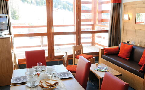 Bourg St Maurice 651: Mesa, Mueble, Propiedad, Vajilla, Ventana, Sofá, Vajilla, Silla, Textil, Diseño De Interiores