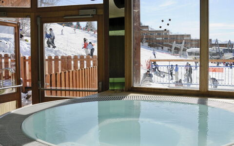 Bourg St Maurice 651: Propiedad, Tiempo De Día, Agua, Sombra, Arquitectura, Ocio, Piscina, Cielo, Bienes Raíces, Nieve