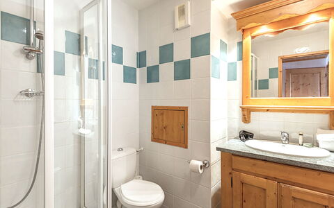 La Plagne 647: Espejo, Arreglo De Tubería, Lavabo, Propiedad, Mueble De Baño, Grifo, Gabinetes, Baño, Azul, Púrpura