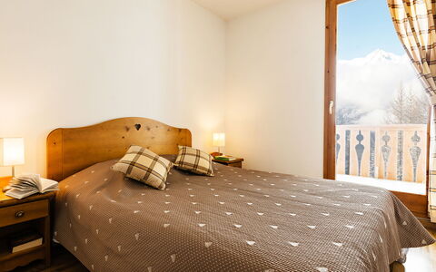 Vallandry 651: Propiedad, Mueble, Edificio, Comodidad, Marco De La Cama, Madera, Textil, Diseño De Interiores, Sombra, Piso